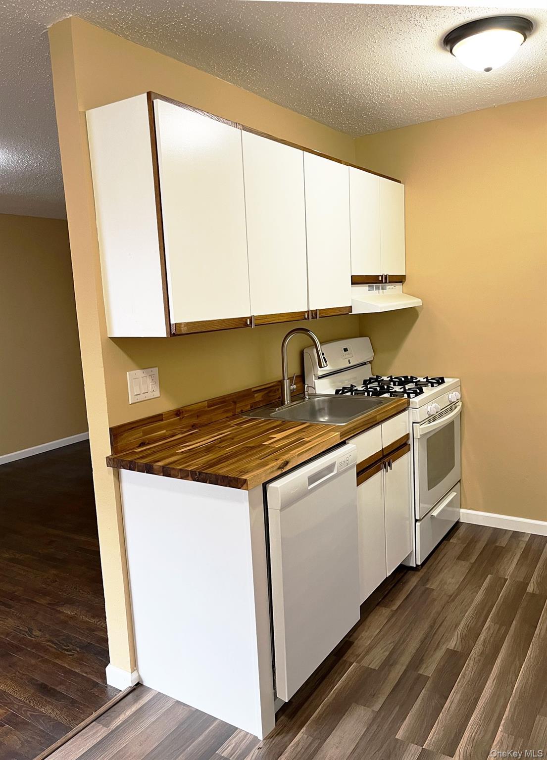 1403 Barclay Manor, Unit 14C Newburgh, NY 12550 - Photo 6 of 15 The dishwasher and oven are newer.