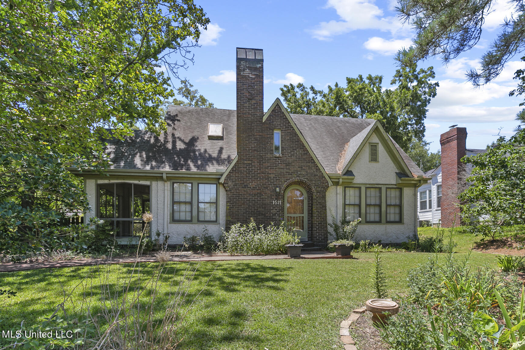 1521 Riverside Drive Jackson, MS 39202 - Photo 1 of 35 1521 Riverside final-1