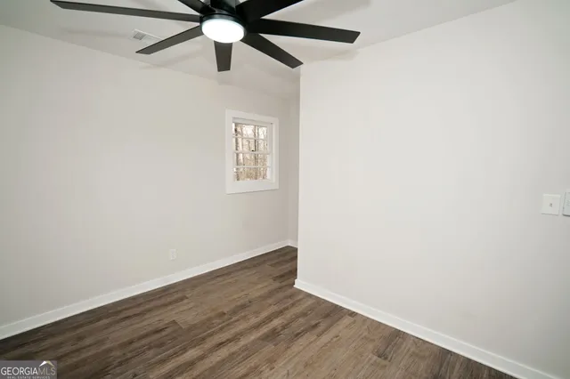 a spacious bathroom with 2 sink tub and a mirror