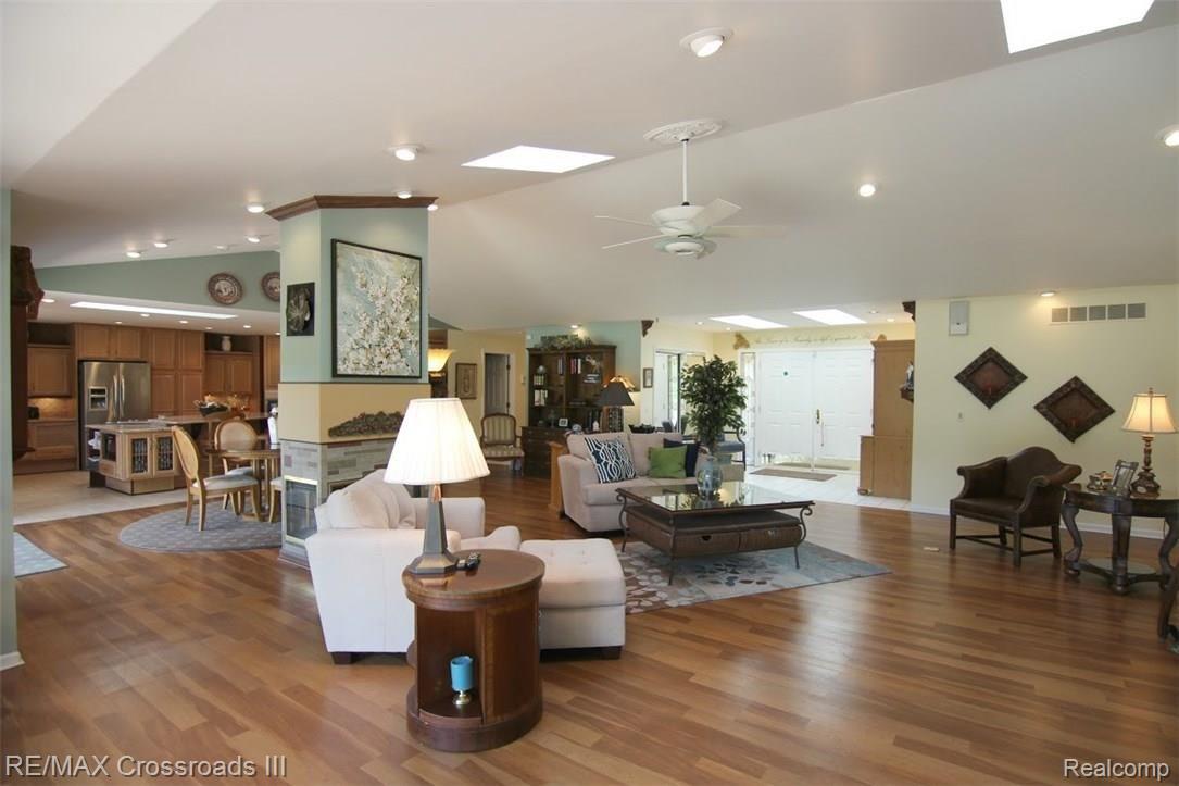 47548 Denton Road Belleville, MI 48111 - Photo 2 of 27 jDenton Rd Great Room 2.jpg