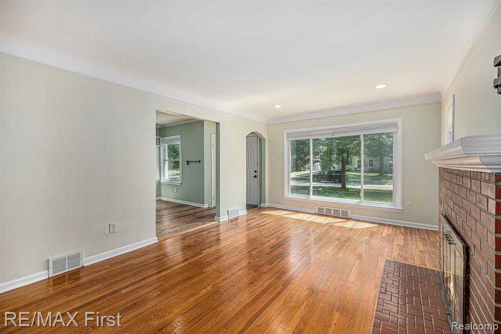 1070 Hampton Road Grosse Pointe Woods, MI 48236 - Photo 5 of 22
