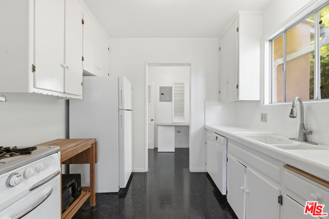 1019 Pine Street Santa Monica, CA 90405 - Photo 13 of 36 a kitchen with cabinets and a stove