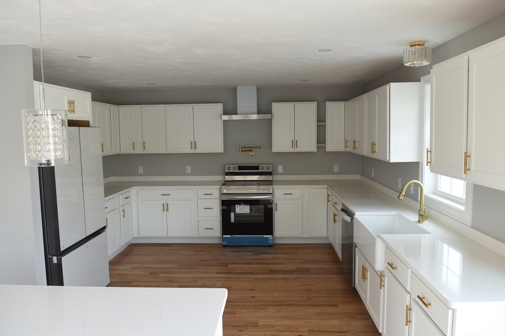 61 Sunderland Road Worcester, MA 01604 - Photo 3 of 36