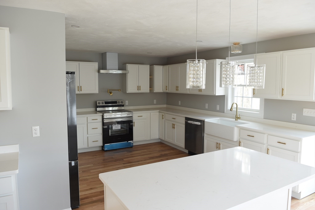 61 Sunderland Road Worcester, MA 01604 - Photo 4 of 36