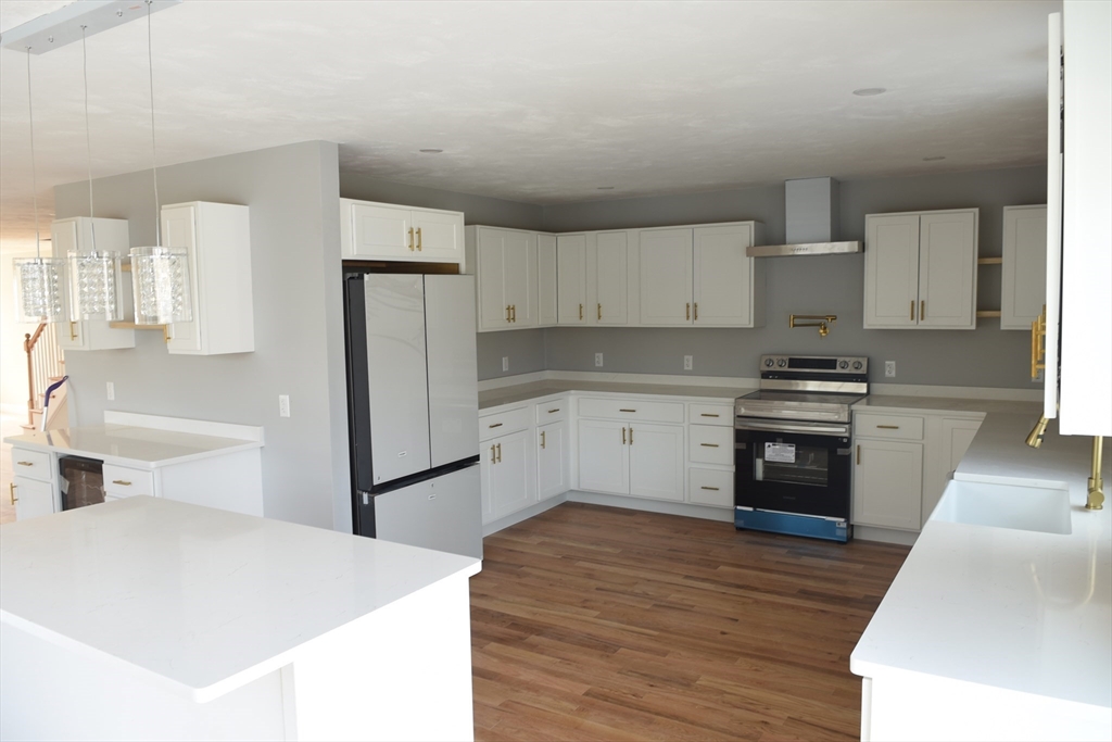 61 Sunderland Road Worcester, MA 01604 - Photo 5 of 36