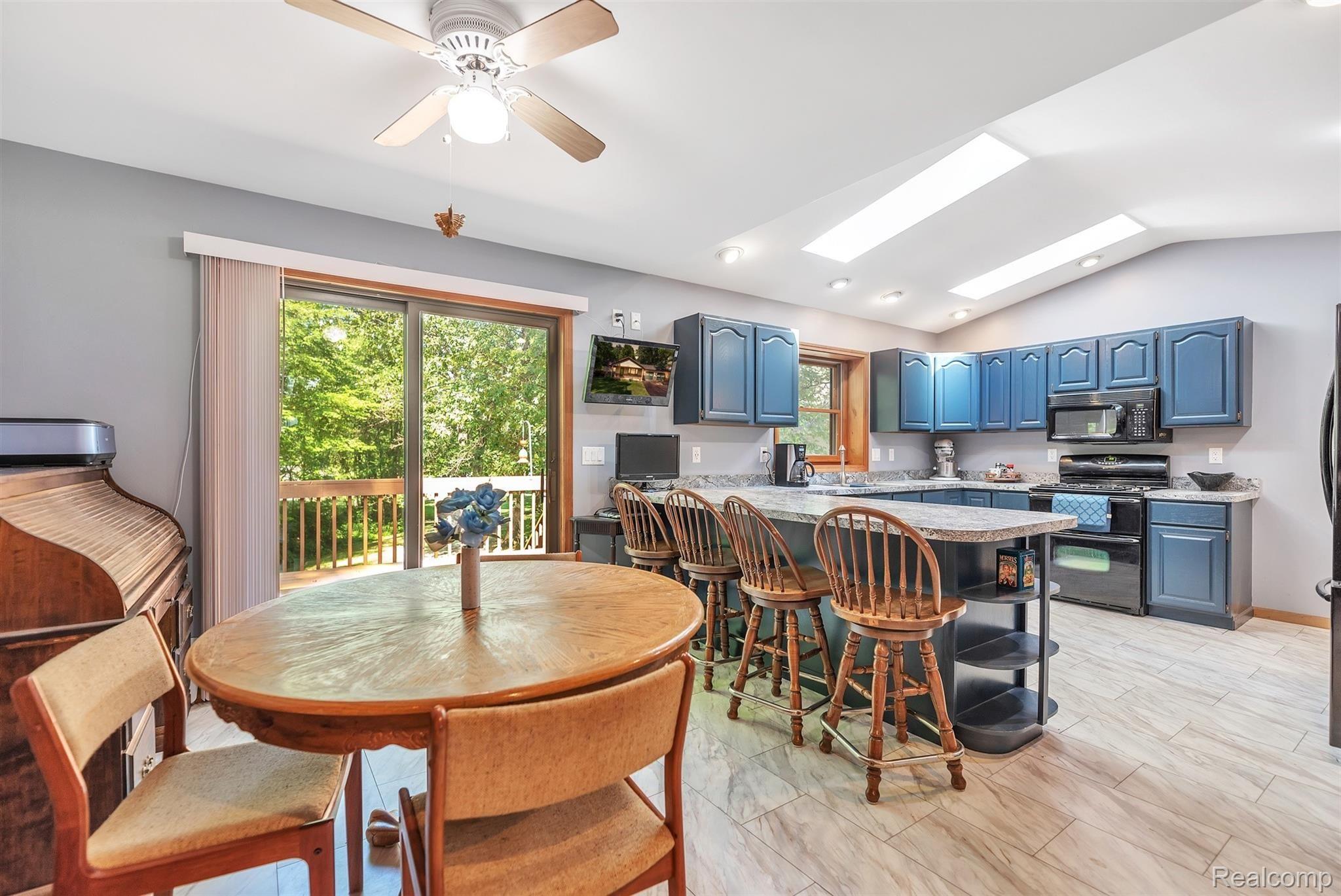 11132 Mcgregor Road Pinckney, MI 48169 - Photo 23 of 50 Vaulted Kitchen