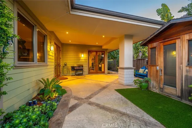 a view of a house with backyard and garden