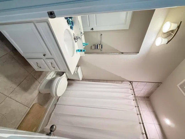 a view of entryway and kitchen