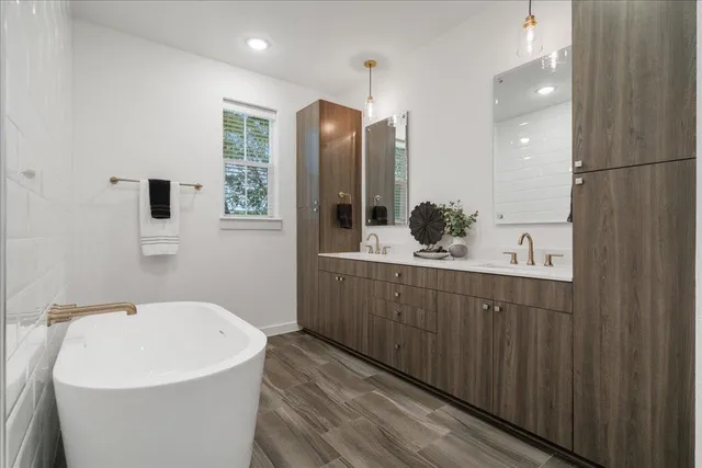 $2,995 | 2624 Metcalfe Road, Unit 10, Austin, TX 78741