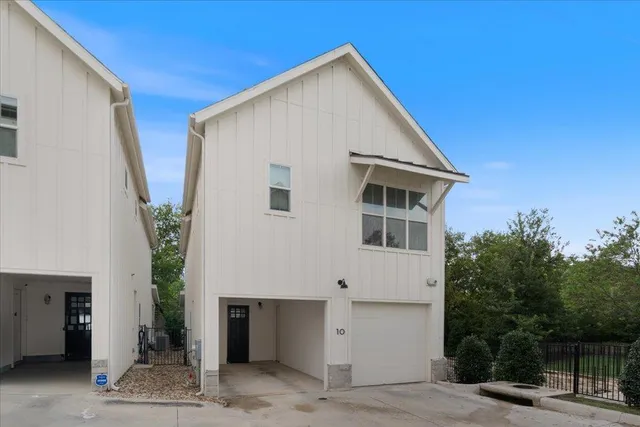 $2,995 | 2624 Metcalfe Road, Unit 10, Austin, TX 78741
