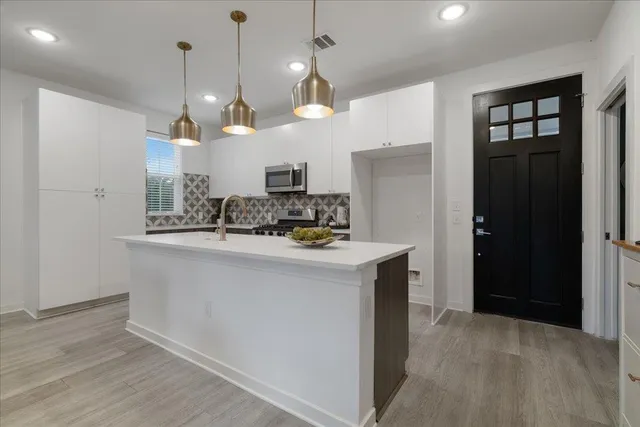 $2,995 | 2624 Metcalfe Road, Unit 10, Austin, TX 78741