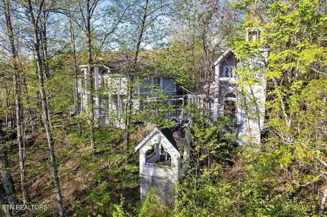 $926,500 | 838 Holly Br Drive, Gatlinburg, TN 37738