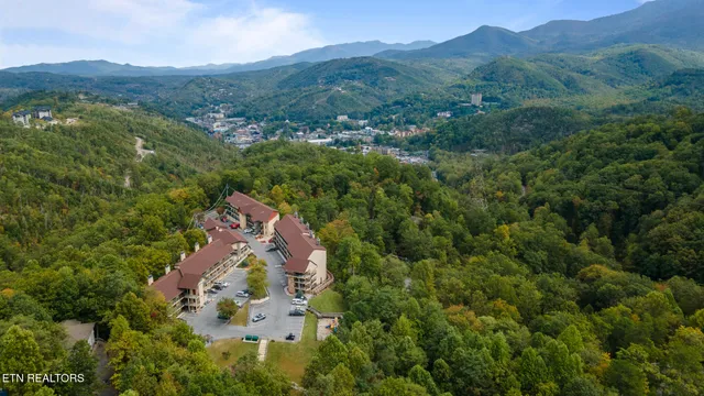$926,500 | 838 Holly Br Drive, Gatlinburg, TN 37738