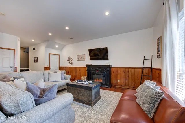 $926,500 | 838 Holly Br Drive, Gatlinburg, TN 37738