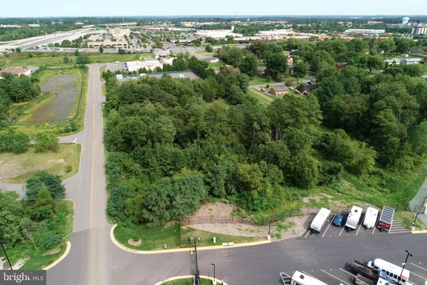 an aerial view of residential house with outdoor space and lake view