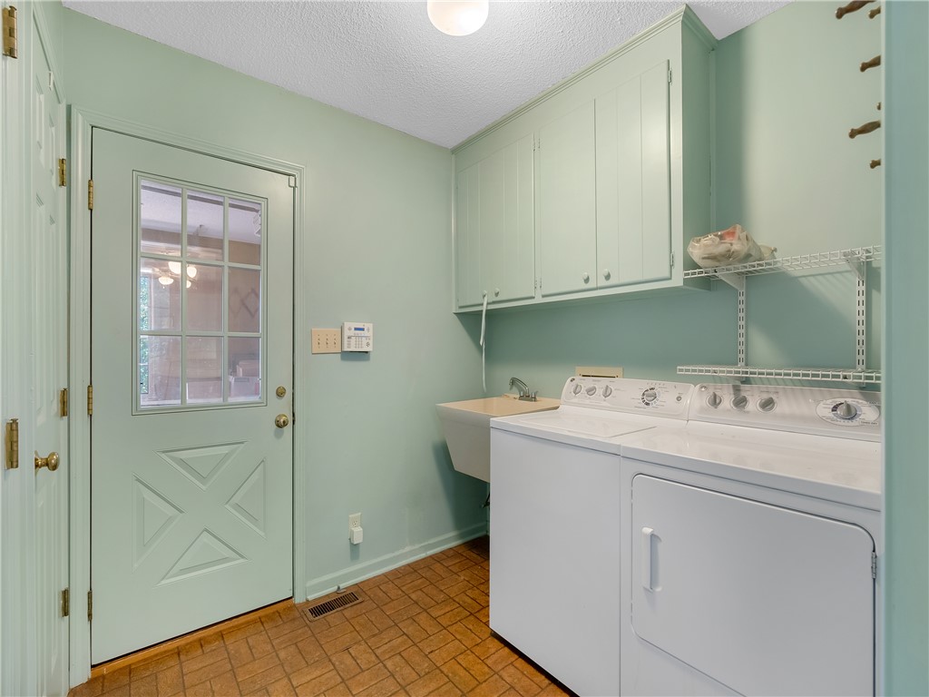 504 Squire Circle Clemson, SC 29631 - Photo 14 of 37 Laundry/Mud Room