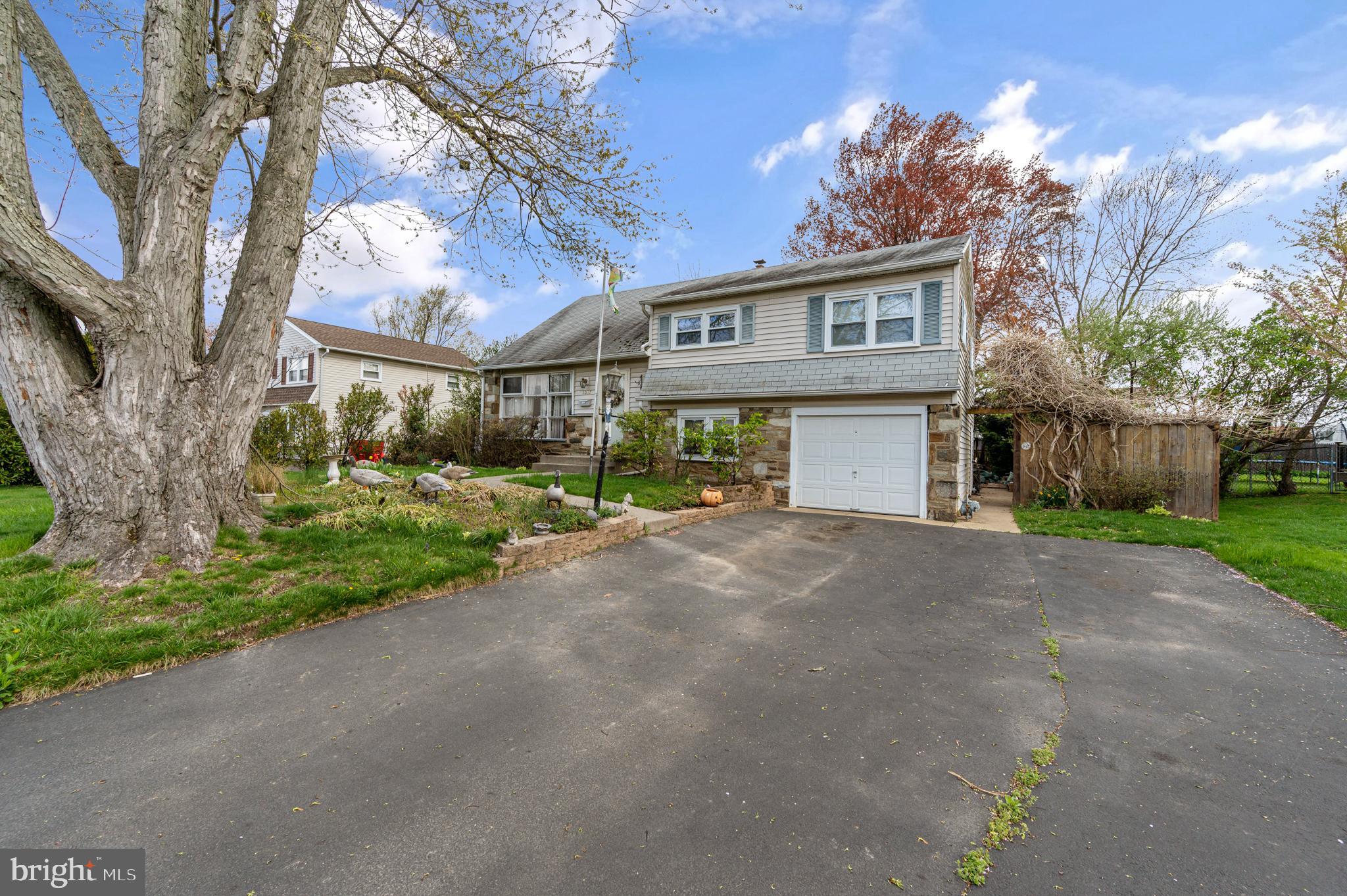 1037 Riviera Road Warminster, PA 18974 - Photo 2 of 28