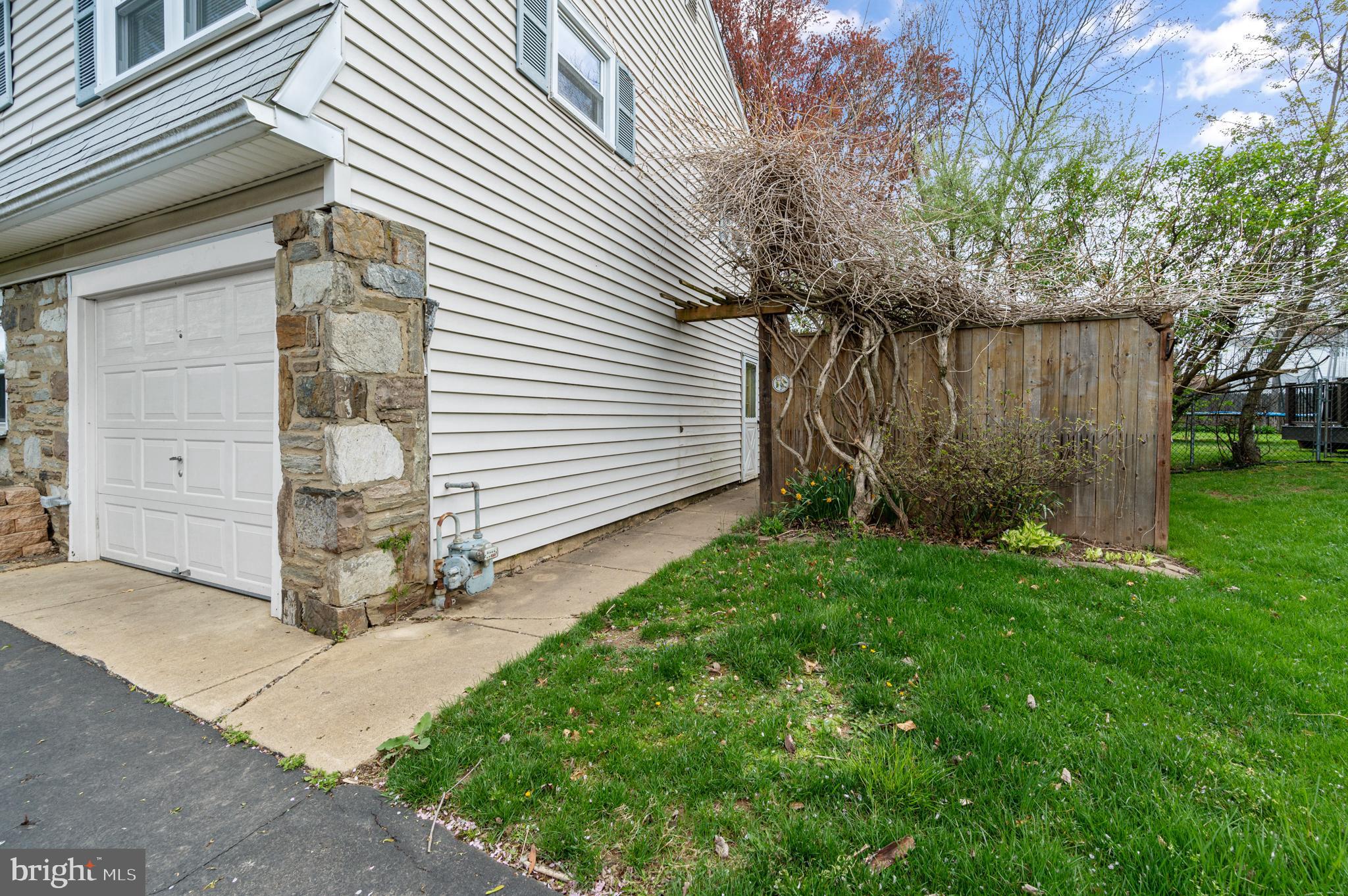 1037 Riviera Road Warminster, PA 18974 - Photo 4 of 28