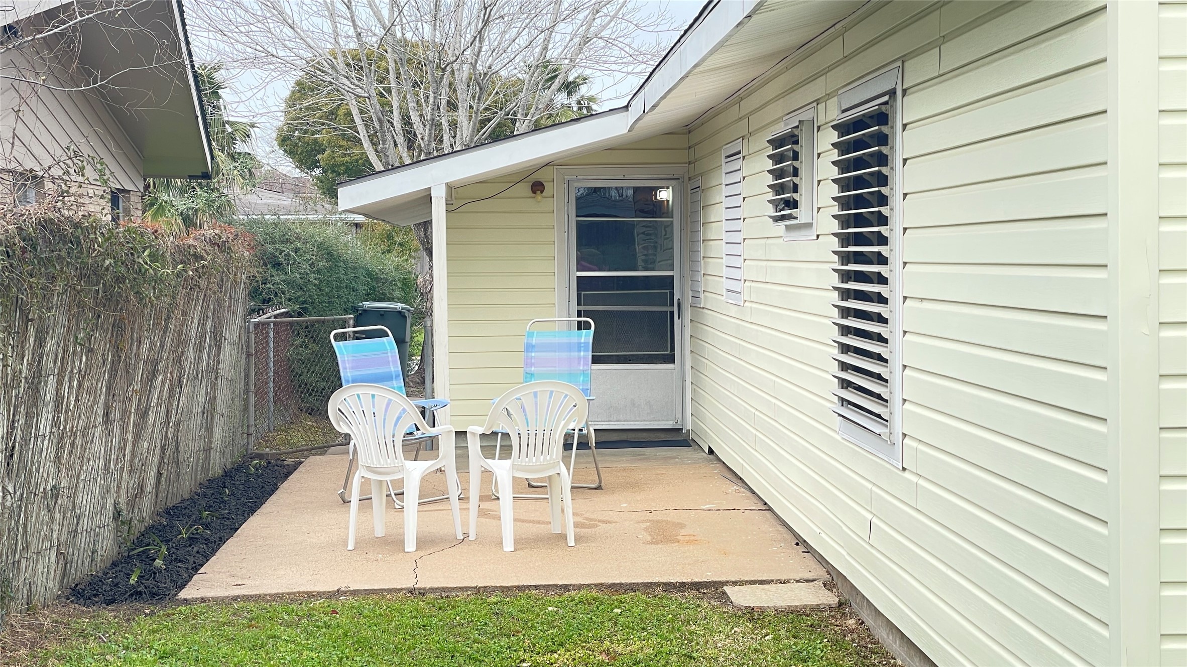17 Manor Way Galveston, TX 77550 - Photo 23 of 23 a view of a patio with table and chairs with wooden floor and fence