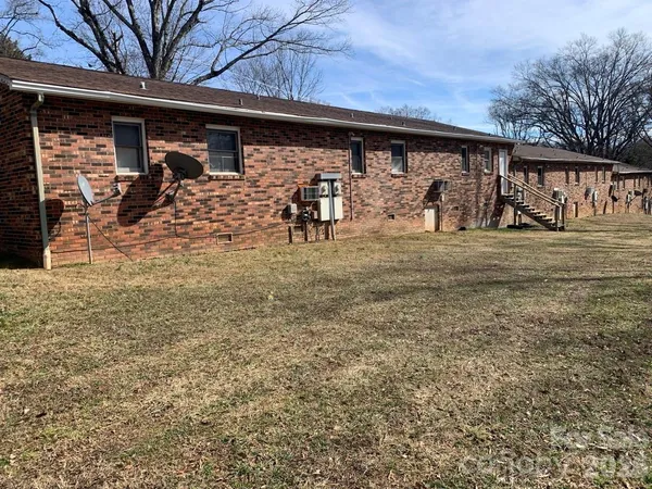 a view of back yard of the house