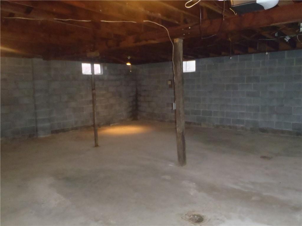 2614 Old Pittsburgh Road New Castle, PA 16101 - Photo 13 of 16 a bathroom with a shower