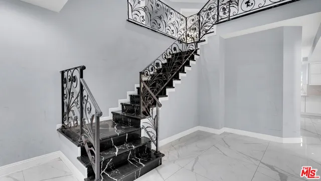 a view of entryway with a workspace