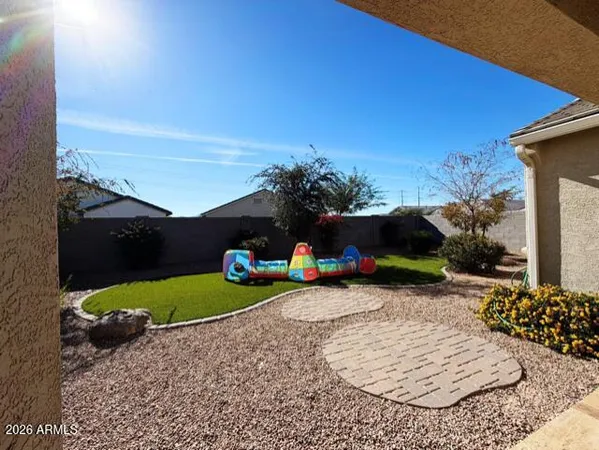 a view of a backyard