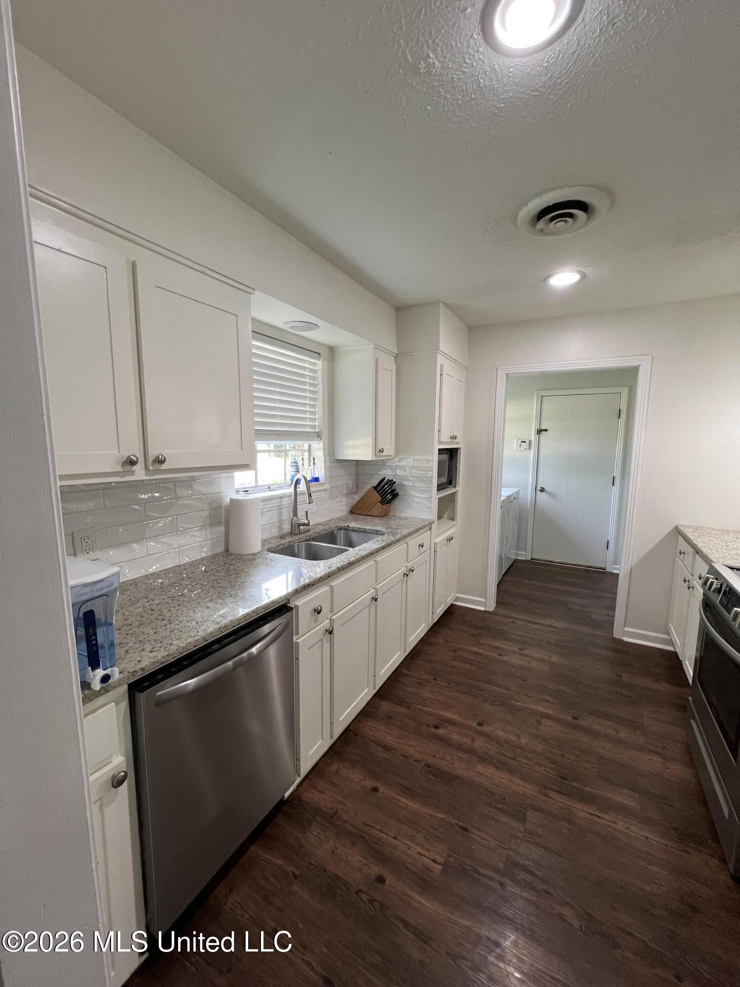 5230 Ridgewood Road Jackson, MS 39211 - Photo 5 of 11 IMG_8905