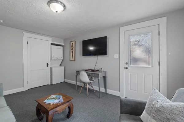 $2,100 | 65 South Elm Street, Unit 4, Manchester, NH 03103