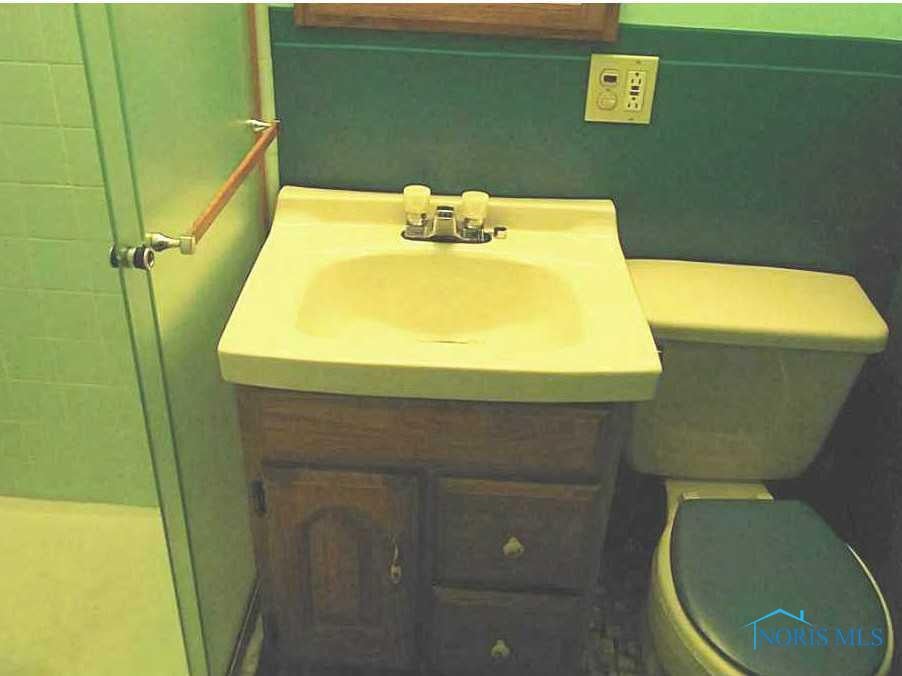 2905 Sequoia Road Toledo, OH 43617 - Photo 14 of 15 Full Bath.