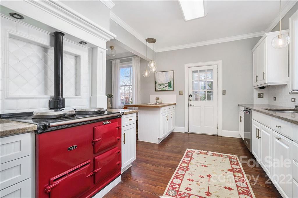 1520 Paddock Circle Charlotte, NC 28209 - Photo 13 of 39 a large kitchen with stainless steel appliances granite countertop a sink stove and cabinets