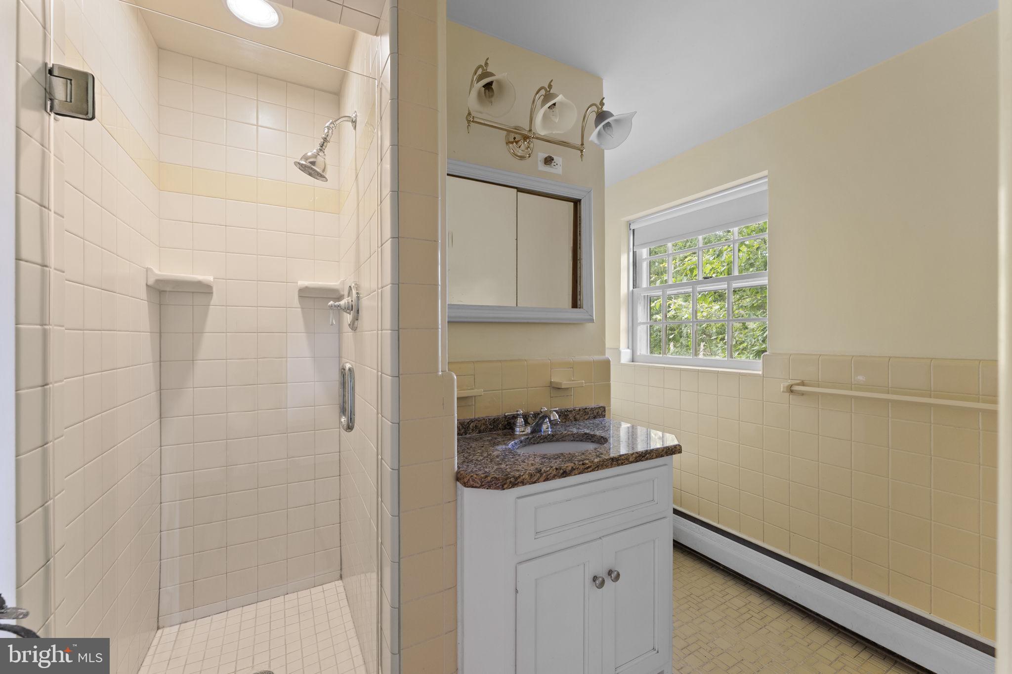 1531 Waynesborough Road Paoli, PA 19301 - Photo 22 of 42 Primary en suite.