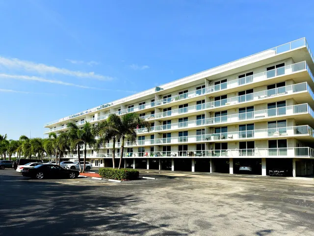 $3,200 | 2560 South Ocean Boulevard, Unit 406, Palm Beach, FL 33480