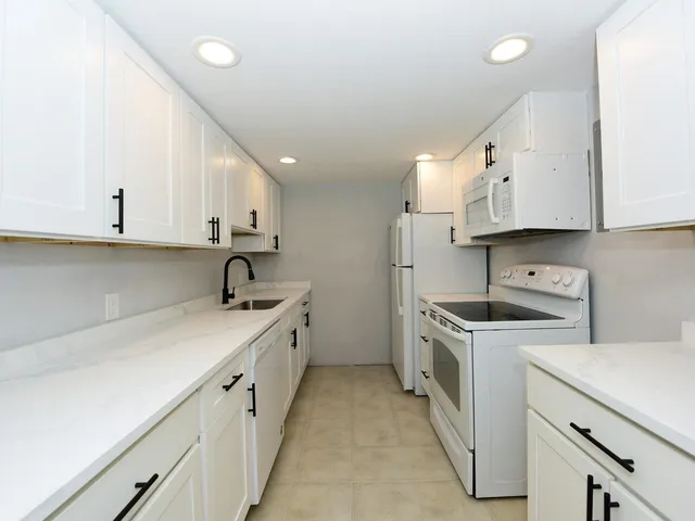 $3,200 | 2560 South Ocean Boulevard, Unit 406, Palm Beach, FL 33480