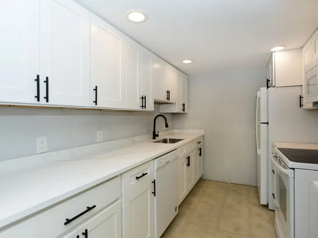 $3,200 | 2560 South Ocean Boulevard, Unit 406, Palm Beach, FL 33480