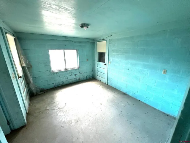 a view of empty room with window