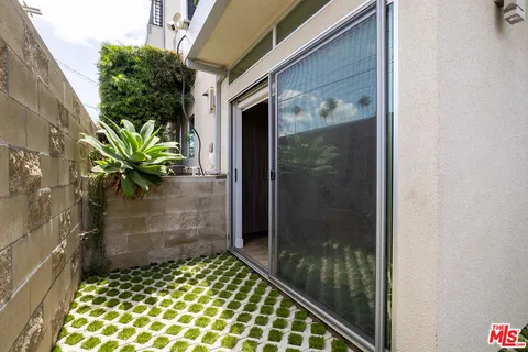 $5,995 | 1434 1/2 South Sycamore Avenue, Los Angeles, CA 90019