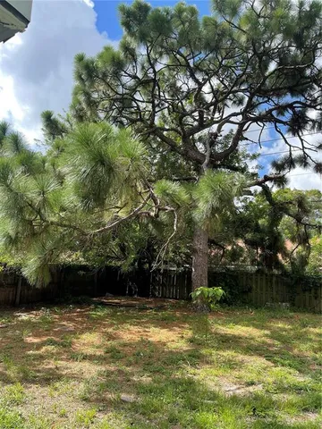 a view of a houses with yard