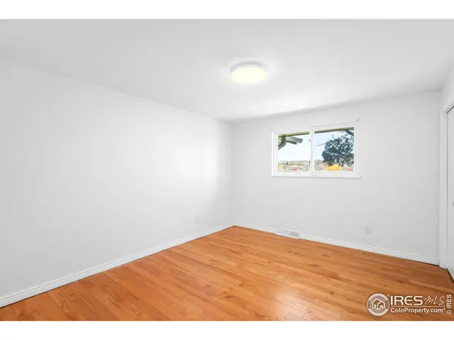 a view of empty room with a fireplace