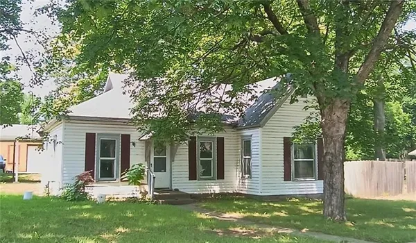 $1 | 1301 North Washington Street, Nevada, MO 64772