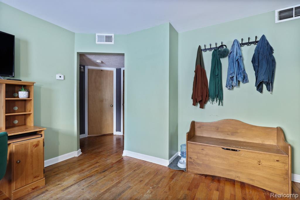 5465 Johnson Road Flushing, MI 48433 - Photo 9 of 52 Gallery Image 9