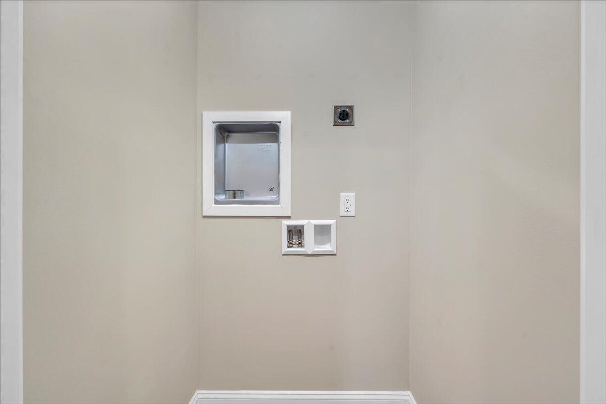 5615 Huntridge Road Roanoke, VA 24019 - Photo 17 of 21 close up of a white marble wall