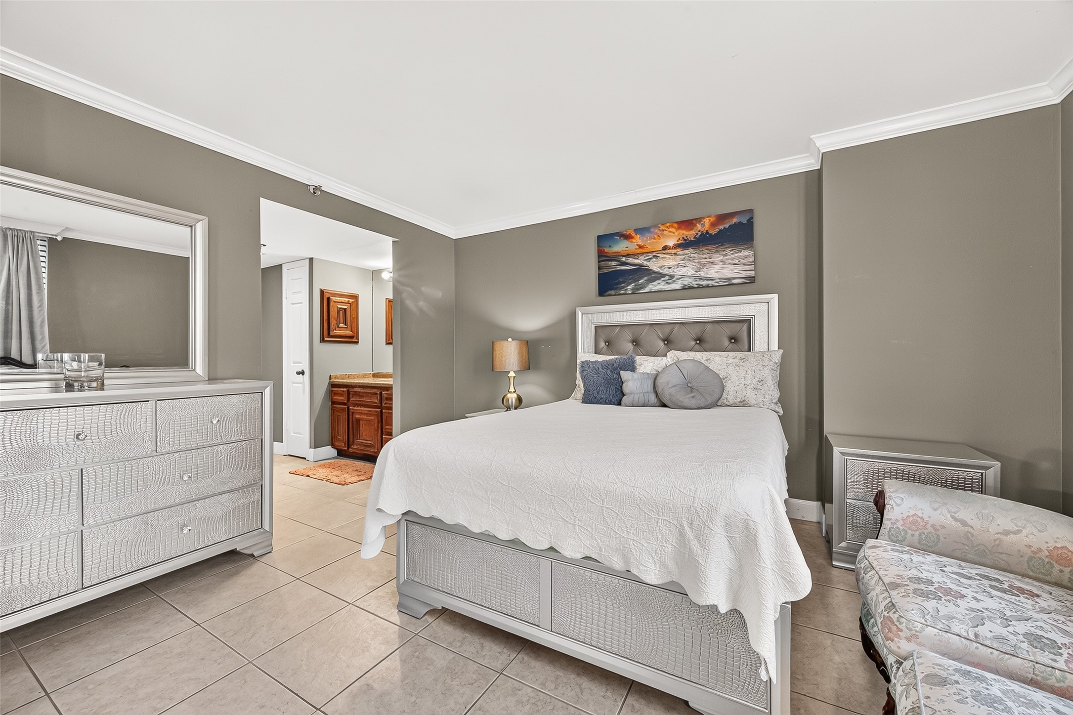 3525 Sage Road, Unit 1116 Houston, TX 77056 - Photo 20 of 25 Primary bedroom with neutral finishes, crown molding, and en-suite bath access.