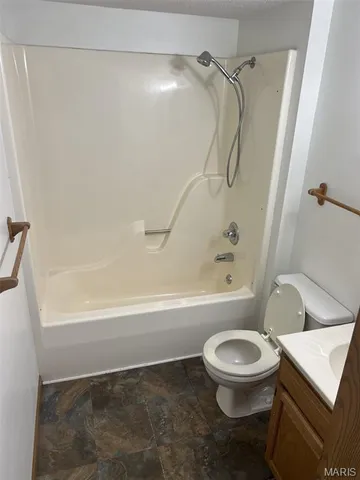 $575,000 | 213 Broadway, Highland, IL 62249