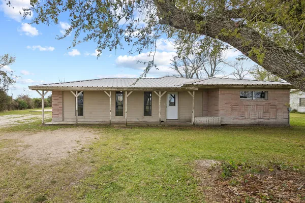 $225,000 | 19961 Englin Road, Winnie, TX 77665
