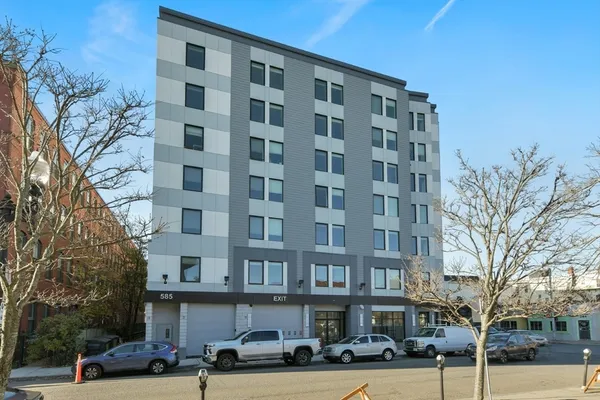 $1,750 | 585 Essex Street, Unit PH 702, Lynn, MA 01901