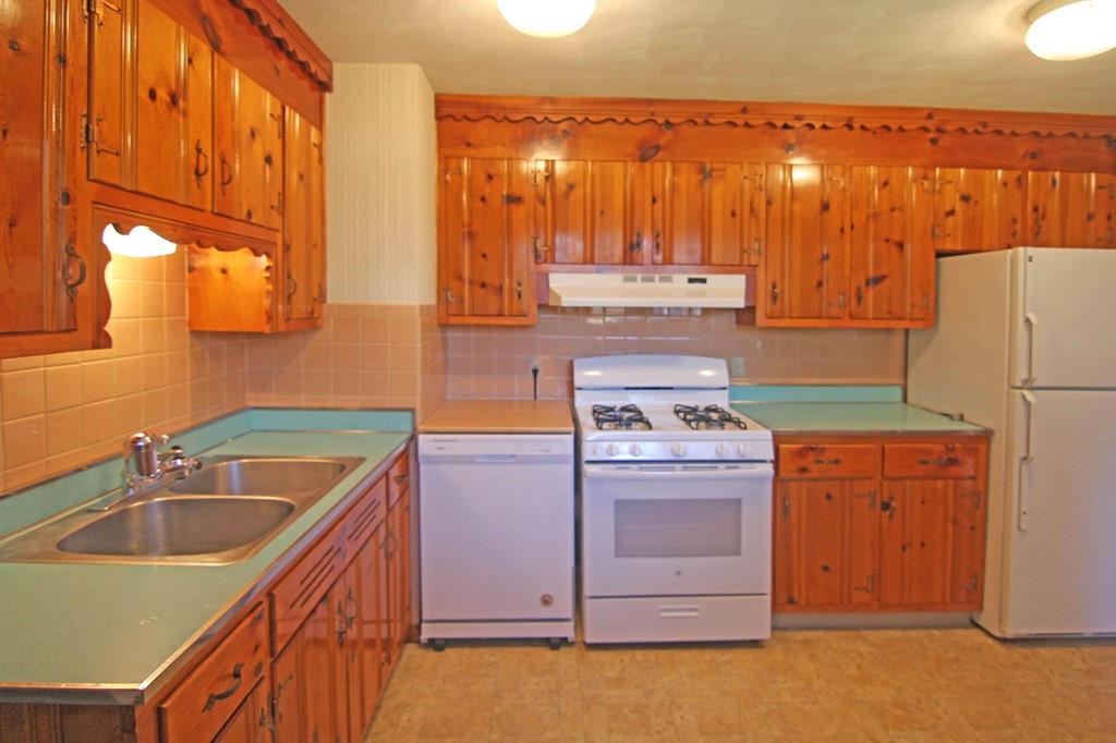 128 Springdale Road Westfield, MA 01085 - Photo 5 of 30 Gallery Image 5