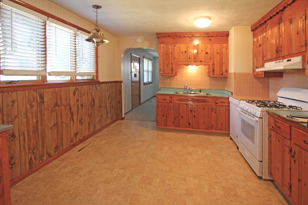 128 Springdale Road Westfield, MA 01085 - Photo 7 of 30 Gallery Image 7