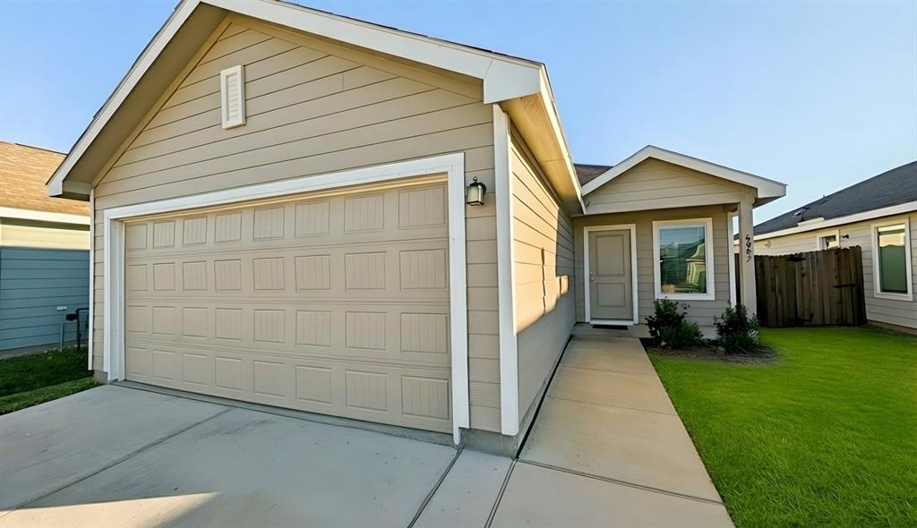 View of front facade featuring concrete driveway