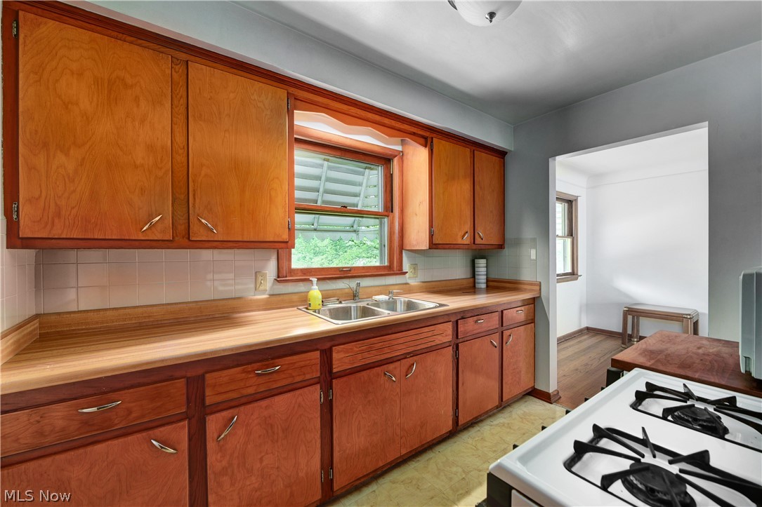 7590 Webster Road Cleveland, OH 44130 - Photo 5 of 16 Cute galley kitchen!